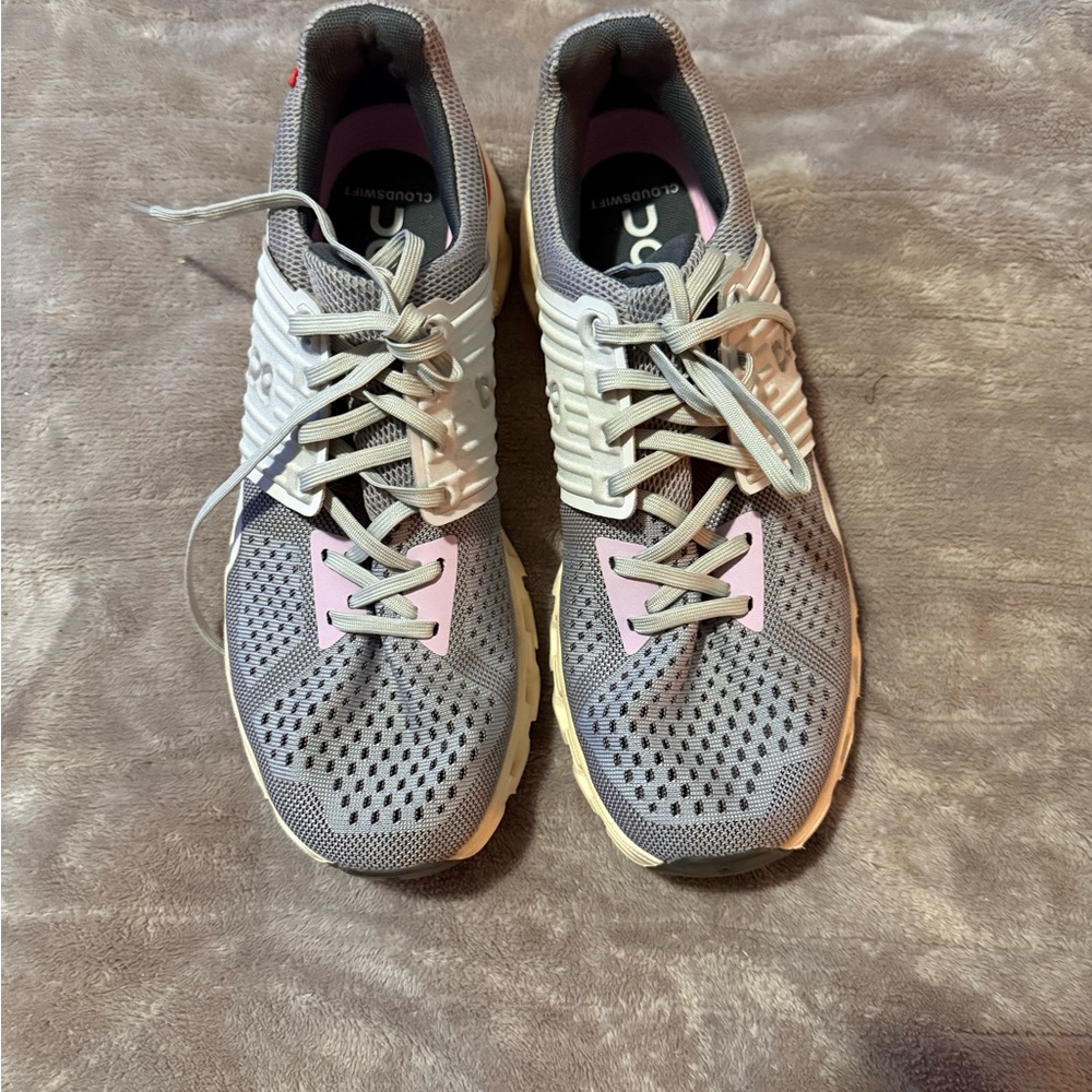 On Cloud : Cloud Swift size 9.5 
in light Gray and light Pink